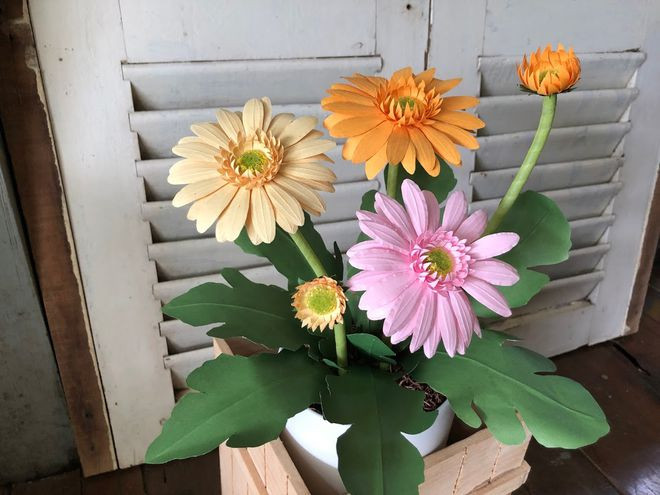 Một chậu hoa đủ màu sắc đẹp mắt do chị Trang làm. ẢNH: DUY TÂN