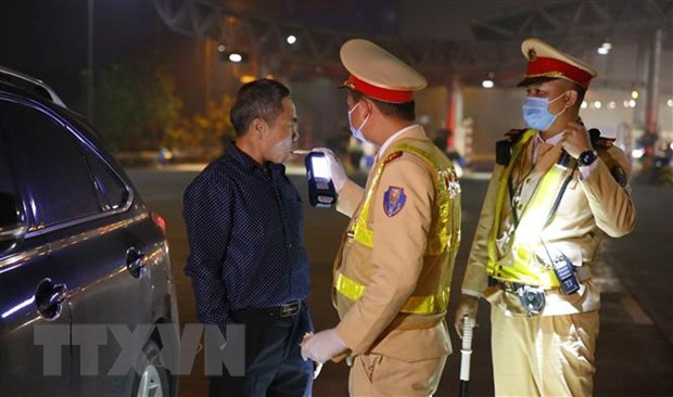 Cảnh sát giao thông tiến hành kiểm tra nồng độ cồn đối với tài xế tại cao tốc Pháp Vân-Cầu Giẽ. (Ảnh: Doãn Tấn/TTXVN) Cảnh sát giao thông tiến hành kiểm tra nồng độ cồn đối với tài xế tại cao tốc Pháp Vân-Cầu Giẽ. (Ảnh: Doãn Tấn/TTXVN)