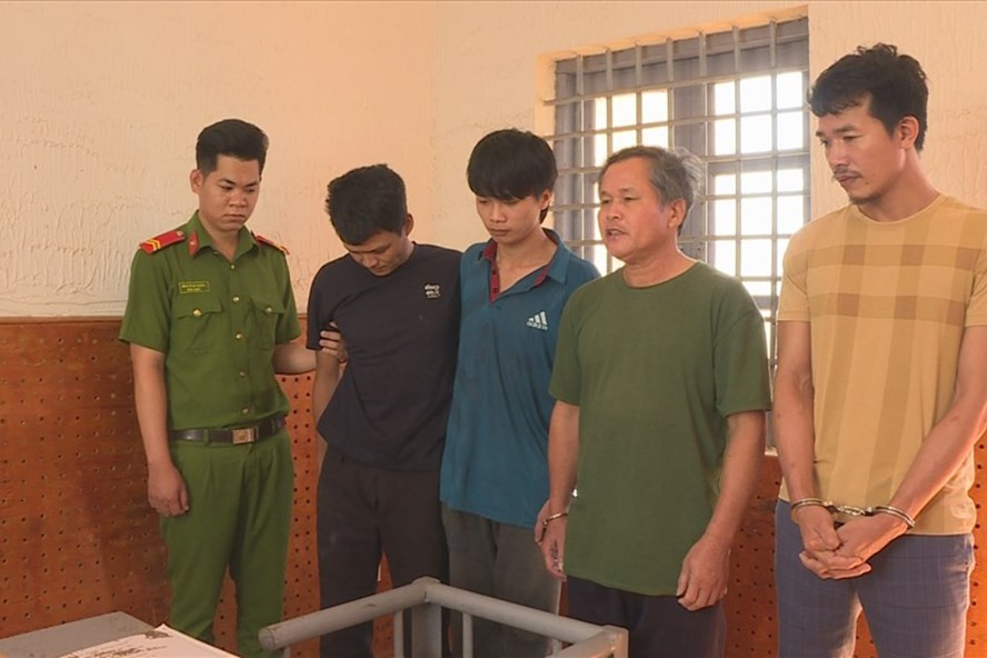 Nhóm đối tượng gồm Oai, Thắng, Vững, Chuyền tại trụ sở công an. Ảnh: T.X Nhóm đối tượng gồm Oai, Thắng, Vững, Chuyền tại trụ sở công an. Ảnh: T.X