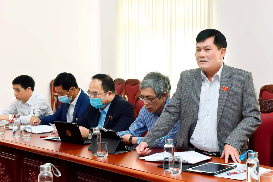 Đại biểu Nguyễn Hữu Thọ-Bí thư Huyện ủy, Chủ tịch HĐND huyện Đak Đoa-phát biểu trong buổi thảo luận tại kỳ họp thứ 16 HĐND tỉnh khóa XI (nhiệm kỳ 2016-2021). Ảnh: Đức Thụy