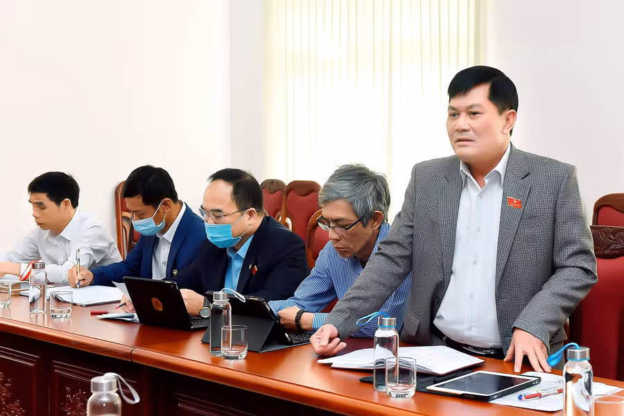 Đại biểu Nguyễn Hữu Thọ-Bí thư Huyện ủy, Chủ tịch HĐND huyện Đak Đoa-phát biểu trong buổi thảo luận tại kỳ họp thứ 16 HĐND tỉnh khóa XI (nhiệm kỳ 2016-2021). Ảnh: Đức Thụy