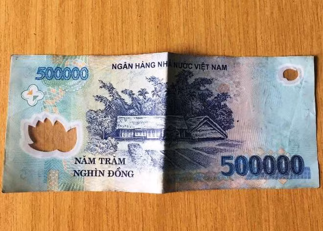 Tờ tiền giả mệnh giá 500.000 đồng trong số 16 tờ bị phát hiện. ẢNH: C.X