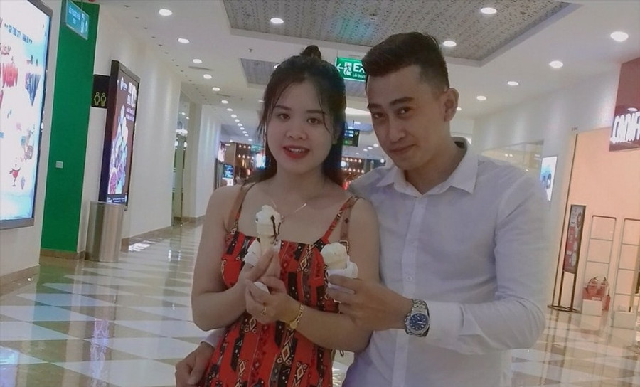  Hương Lan và chồng gặp nhau trong một lần đi khám sức khoẻ để đi xuất khẩu lao động. Ảnh: NVCC