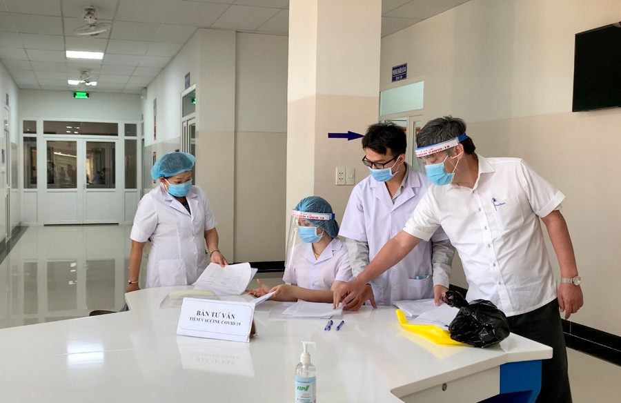 TS Viên Chinh Chiến-Viện trưởng Viện Vệ sinh Dịch tễ Tây Nguyên (bìa phải) kiểm tra công tác tiêm chủng tại Bệnh viện dã chiến Gia Lai. Ảnh: Như Nguyện TS Viên Chinh Chiến-Viện trưởng Viện Vệ sinh dịch tễ Tây Nguyên (bìa phải) kiểm tra công tác tiêm chủng tại Bệnh viện dã chiến Gia Lai. Ảnh: Như Nguyện
