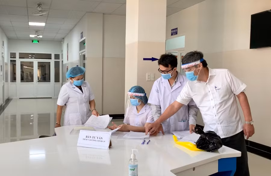 TS Viên Chinh Chiến-Viện trưởng Viện Vệ sinh dịch tễ Tây Nguyên (bìa phải) kiểm tra công tác tiêm chủng tại Bệnh viện dã chiến Gia Lai. Ảnh: Như Nguyện