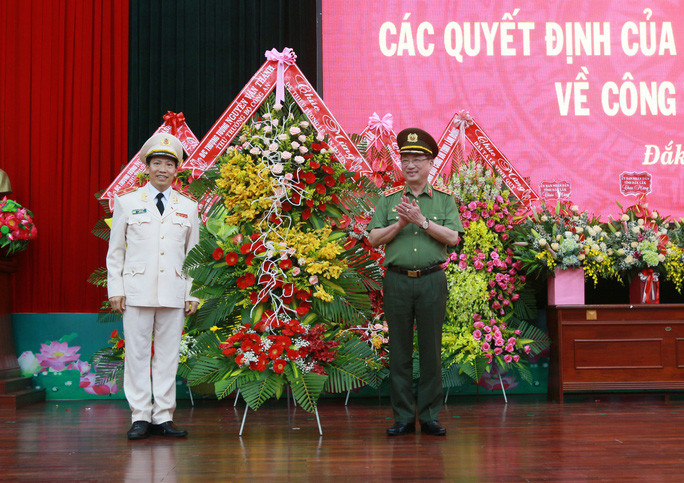  Thượng tướng Nguyễn Văn Thành chúc mừng Thiếu tướng Lê Văn Tuyến