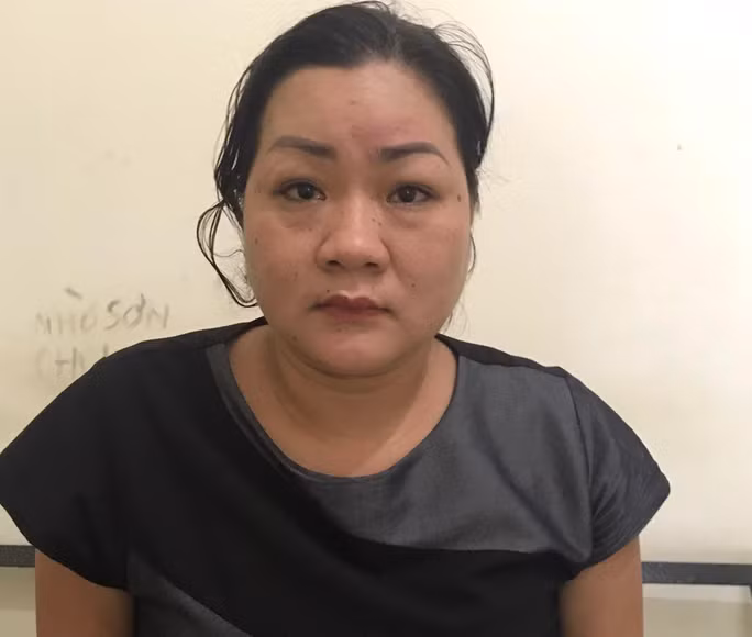 Trần Thị Huyền tại cơ quan công an