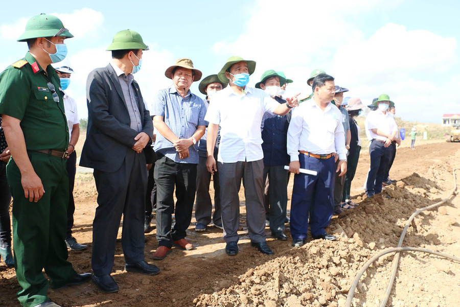 Bí thư Tỉnh ủy Hồ Văn Niên (thứ 6 từ trái sang) kiểm tra tiến độ xây dựng Dự án hồ chứa nước Tầu Dầu 2 (huyện Đak Pơ). Ảnh: Q.T