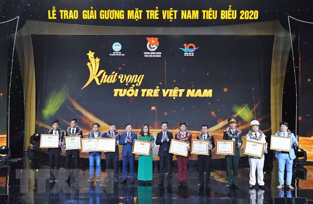 Ủy viên Bộ Chính trị, Thường trực Ban Bí thư Võ Văn Thưởng và đồng chí Nguyễn Anh Tuấn, Ủy viên Trung ương Đảng, Bí thư thứ nhất Trung ương Đoàn, Chủ tịch Trung ương Hội Liên hiệp thanh niên Việt Nam, Chủ tịch Hội đồng Giải thưởng Gương mặt trẻ Việt Nam trao Bằng khen cho 10 Gương mặt trẻ Việt Nam tiêu biểu năm 2020. (Ảnh: Minh Đức/TTXVN)