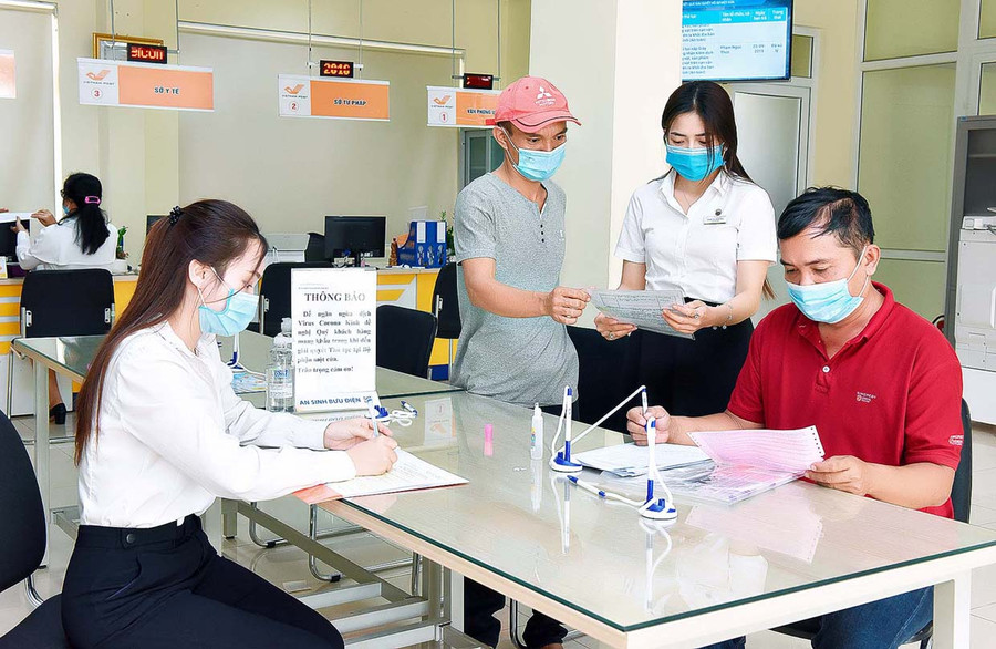 Người dân làm thủ tục hành chính tại Trung tâm Phục vụ hành chính công tỉnh. Ảnh: Đức Thụy