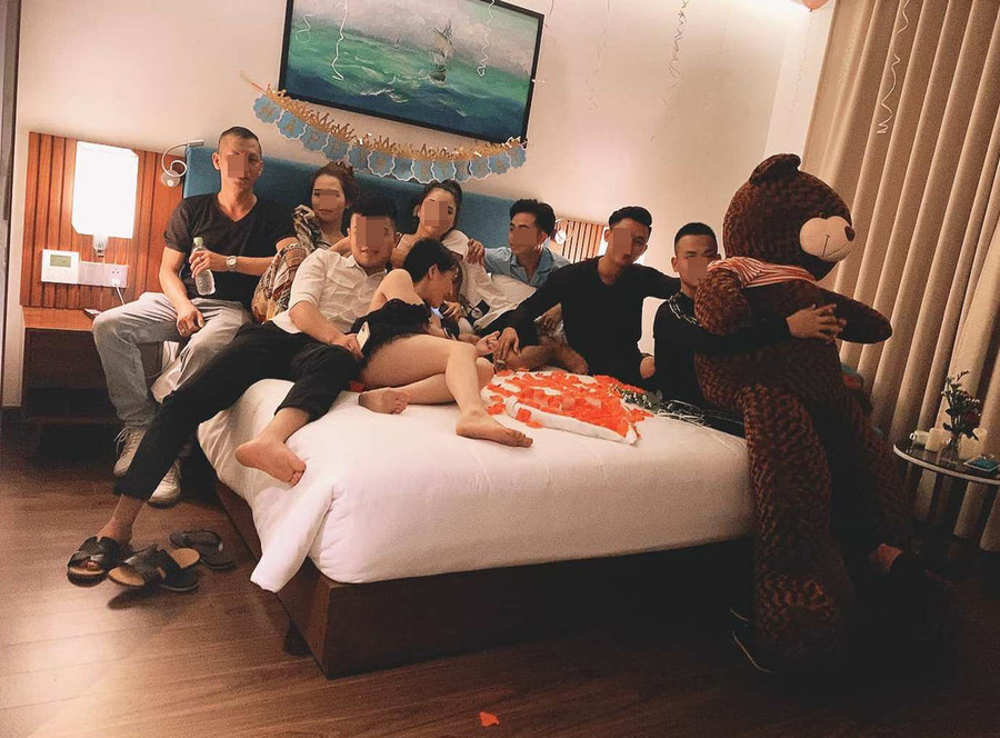 Trang thường xuyên đăng tải những hình vui chơi, sang chảnh, cuộc sống xa hoa