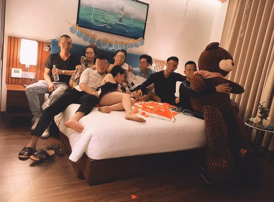 Trang thường xuyên đăng tải những hình vui chơi, sang chảnh, cuộc sống xa hoa