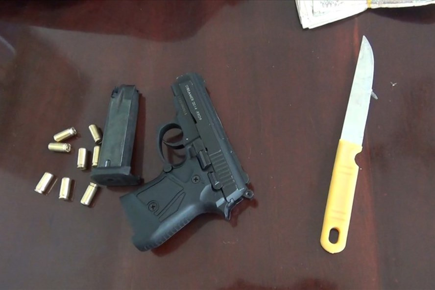 Súng, đạn và dao mà 2 anh em Hào và Phú dùng để cướp ngân hàng ở thành phố Hà Tiên (Kiên Giang). Ảnh: PV Súng, đạn và dao mà 2 anh em Hào và Phú dùng để cướp ngân hàng ở thành phố Hà Tiên (Kiên Giang). Ảnh: PV