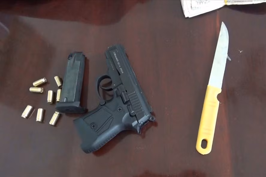  Súng, đạn và dao mà 2 anh em Hào và Phú dùng để cướp ngân hàng ở thành phố Hà Tiên (Kiên Giang). Ảnh: PV