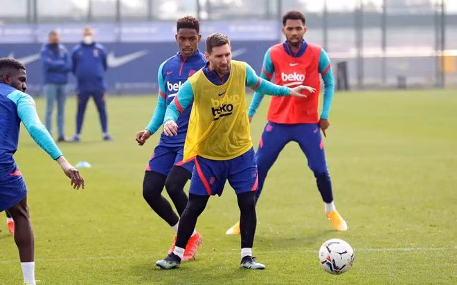  Messi đang tập luyện chuẩn bị trước trận Barcelona gặp Osasuna rạng sáng mai 7.3 - AFP