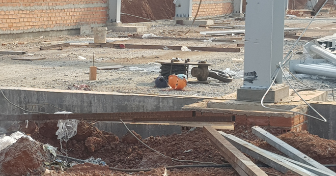 Đứt dây cáp khiến móc cẩu rơi xuống khiến 2 người chết, 1 người bị thương- ẢNH: HOÀNG GIÁP