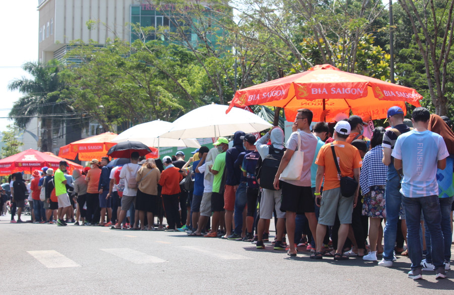 10. Dù trời nắng nhưng các VĐV vẫn kiên nhẫn chờ đợi đến lượt mình-ảnh T.D