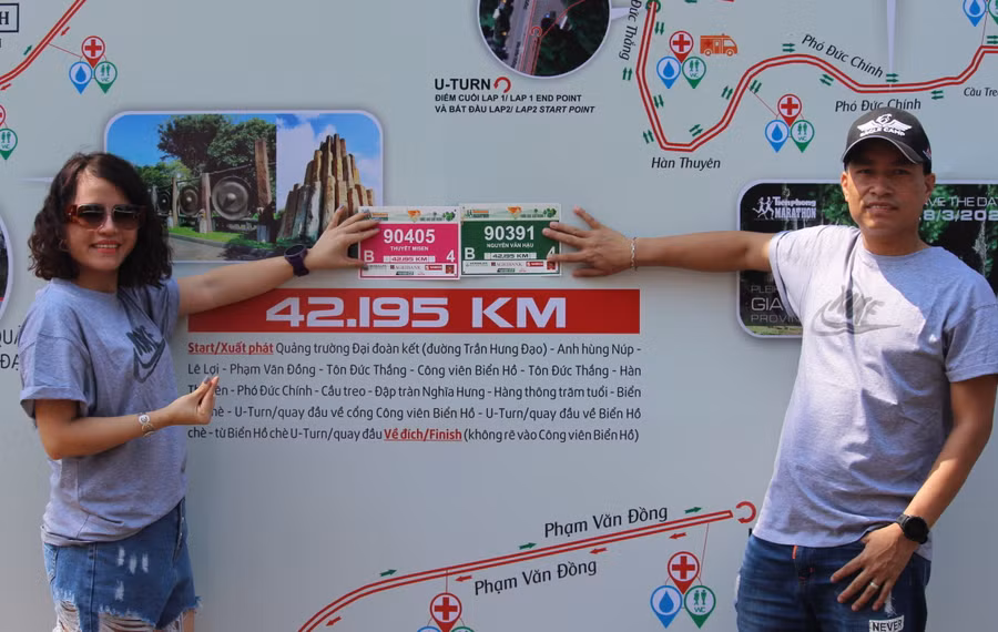 5. Sau khi nhận race kid, vợ chồng Nguyễn Văn Hậu-Thuyết Misse (tỉnh Bắc Ninh) vui vẻ chụp ảnh lưu niệm với bên bảng chỉ dẫn sơ đồ đường đua -ảnh T.D