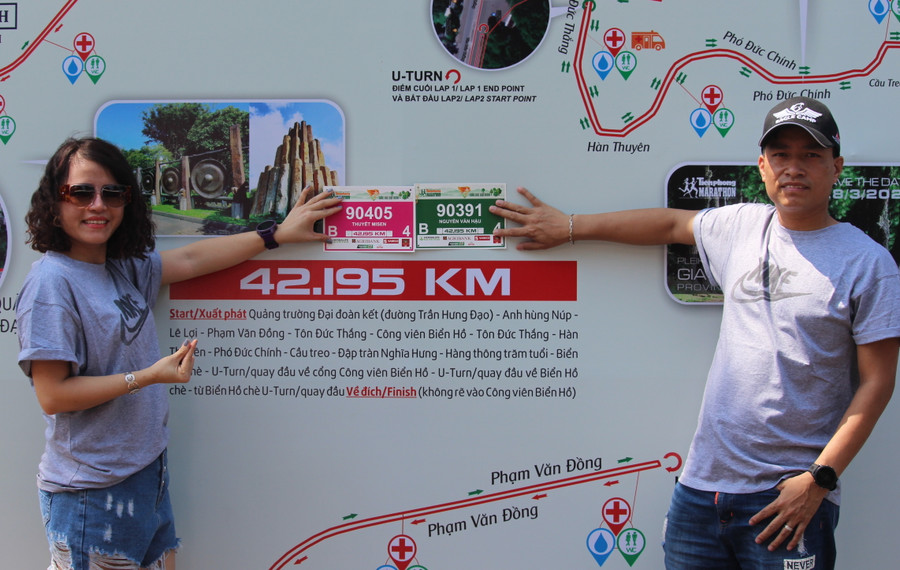 5. Sau khi nhận race kid, vợ chồng Nguyễn Văn Hậu-Thuyết Misse (tỉnh Bắc Ninh) vui vẻ chụp ảnh lưu niệm với bên bảng chỉ dẫn sơ đồ đường đua -ảnh T.D