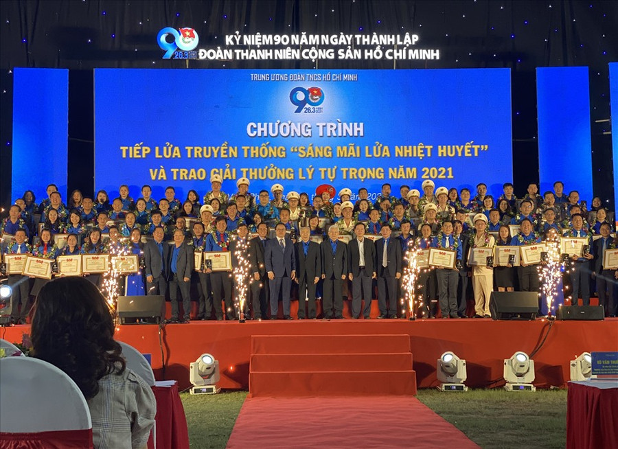 Các đại biểu chụp ảnh lưu niệm cùng 98 cán bộ Đoàn.