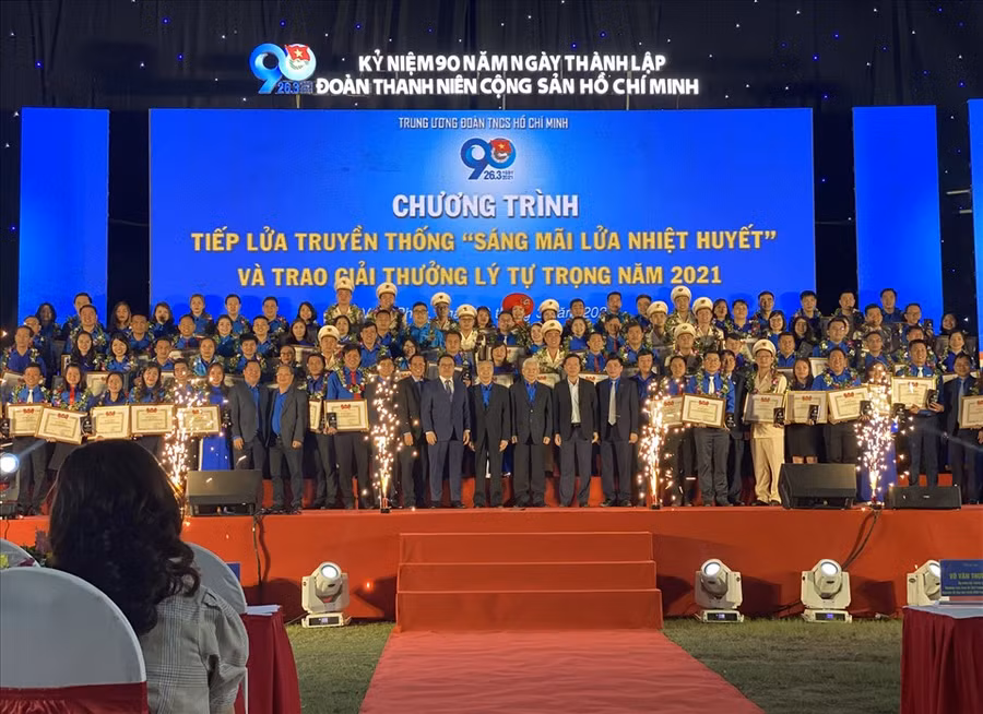 Các đại biểu chụp ảnh lưu niệm cùng 98 cán bộ Đoàn.