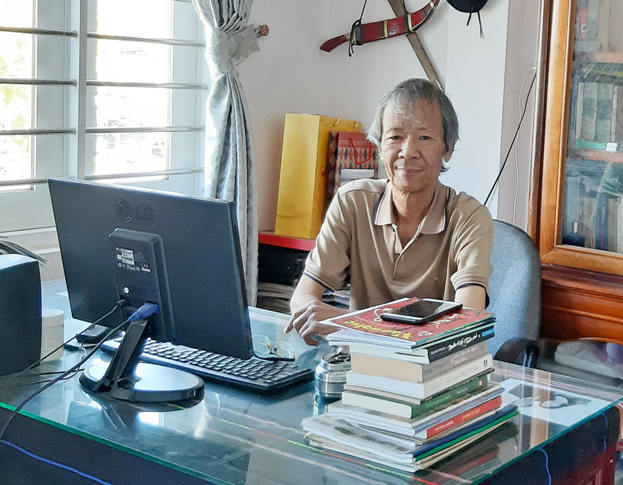 Dù đang điều trị bệnh, ThS. Chử Anh Đào vẫn đọc và viết mỗi ngày. Ảnh: Nguyễn Quang Tuệ