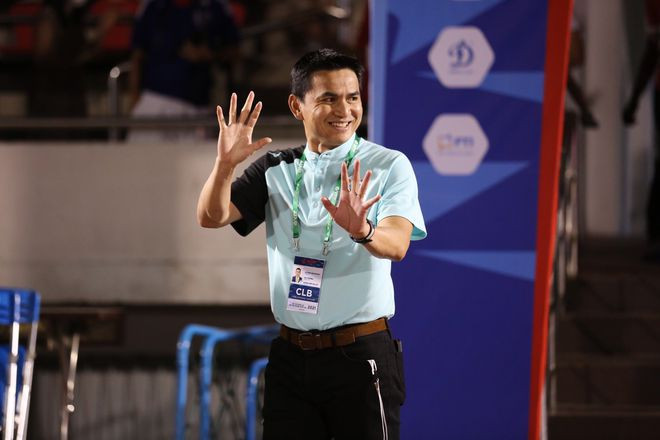 HLV Kiatisak gặp lại Lee Nguyễn sau 10 năm. Ảnh: KHẢ HÒA