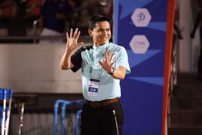 HLV Kiatisak gặp lại Lee Nguyễn sau 10 năm. Ảnh: KHẢ HÒA