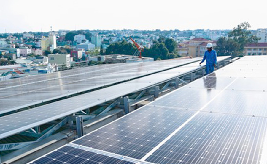 PC Gia Lai tích cực triển khai đấu nối các dự án điện mặt trời mái nhà. Ảnh: Hà Duy