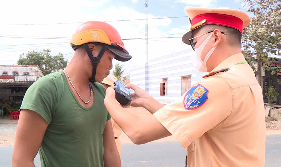 Lực lượng Cảnh sát giao thông Công an huyện Phú Thiện kiểm tra nồng độ cồn đối với người điều khiển phương tiện tham gia giao thông. Ảnh: Nguyễn Hữu