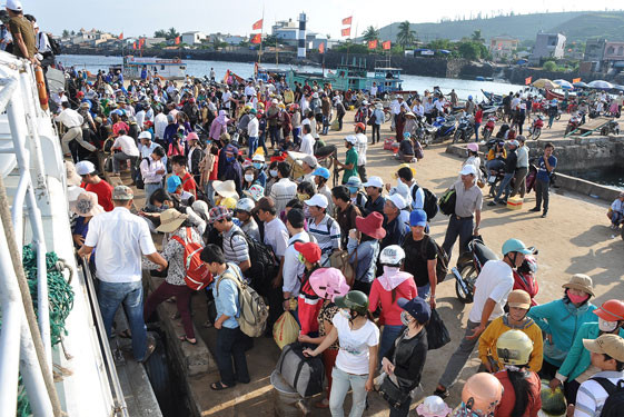 Cảnh quá tải thường thấy khi du khách đến đảo Lý Sơn. Ảnh: TỬ TRỰC