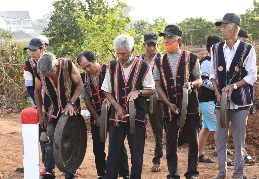 Các nghệ nhân làng Phung, xã Biển Hồ mang cồng chiêng ra cổ vũ vận động viên thi đấu. Ảnh: Đức Thụy 12