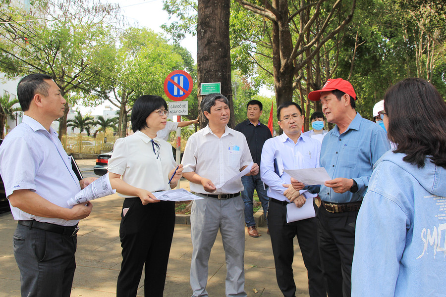 Phó Chủ tịch UBND tỉnh Nguyễn Thị Thanh Lịch (thứ 2 từ trái sang, Trưởng ban tổ chức giải) khảo sát đường chạy. Ảnh: Hoành Sơn