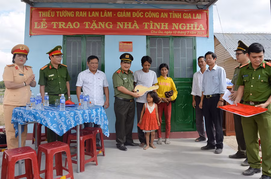 Thiếu tướng Rah Lan Lâm trao tặng nhà tình nghĩa cho gia đình anh Phước. Ảnh: Hồng Thương