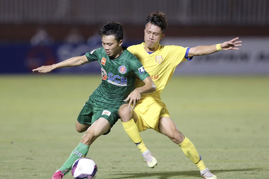 Huấn luyện viên Masahiro Shimoda muốn nâng tầm các cầu thủ trẻ đội Sài Gòn như tiền vệ Tẩy Văn Toàn (trái), năm nay mới 21 tuổi. Ảnh: VPF.