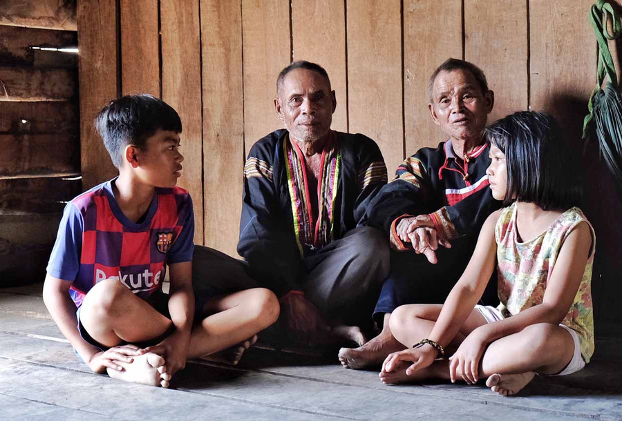 Dưới mái nhà sàn, già làng Kpă Pryt luôn nhắc con cháu về truyền thống anh hùng cách mạng và gìn giữ những giá trị văn hóa truyền thống. Ảnh: Minh Châu Dưới mái nhà sàn, già làng Kpă Pryt luôn nhắc con cháu về truyền thống anh hùng cách mạng và gìn giữ những giá trị văn hóa truyền thống. Ảnh: Minh Châu