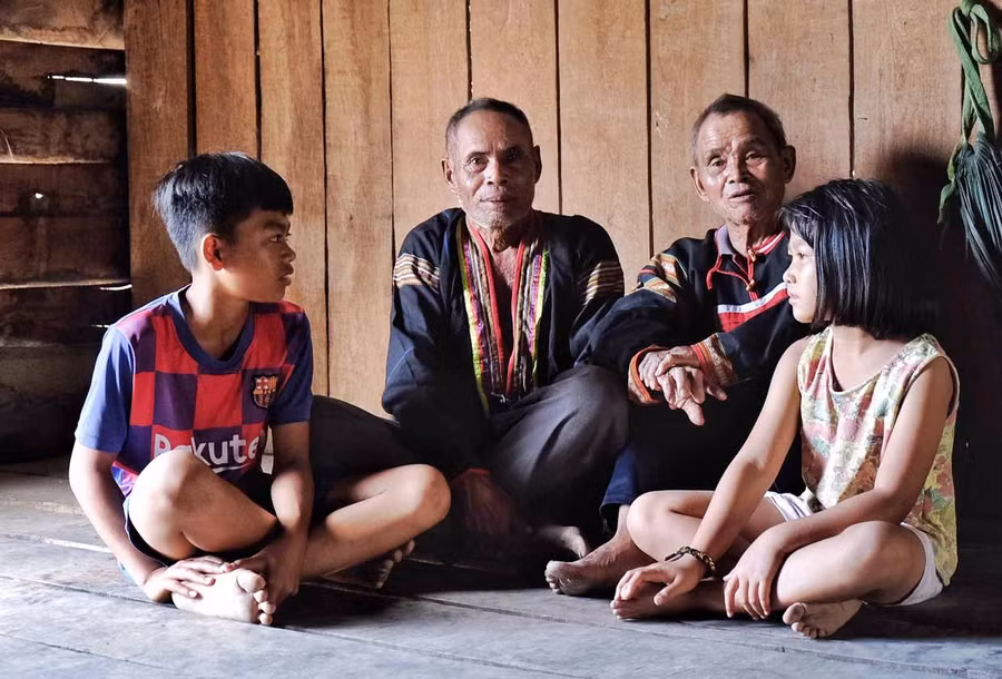 Dưới mái nhà sàn, già làng Kpă Pryt luôn nhắc con cháu về truyền thống anh hùng cách mạng và gìn giữ những giá trị văn hóa truyền thống. Ảnh: Minh Châu