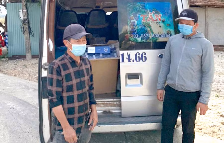 1.490 bao thuốc lá điếu nhập lậu được vận chuyển trên xe khách. Ảnh: Vũ Thảo