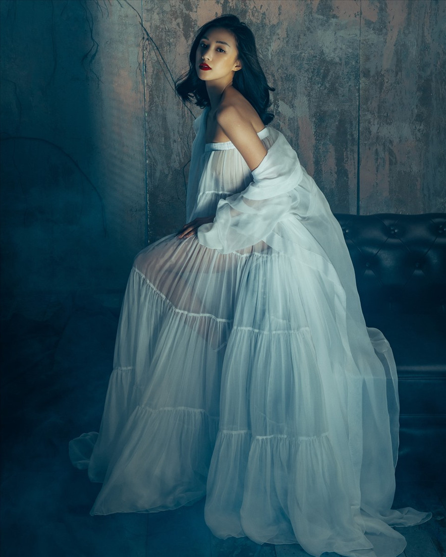 Cô gây ấn tượng với vẻ chững chạc và có phần sắc lạnh hơn. Ảnh: NSCC.