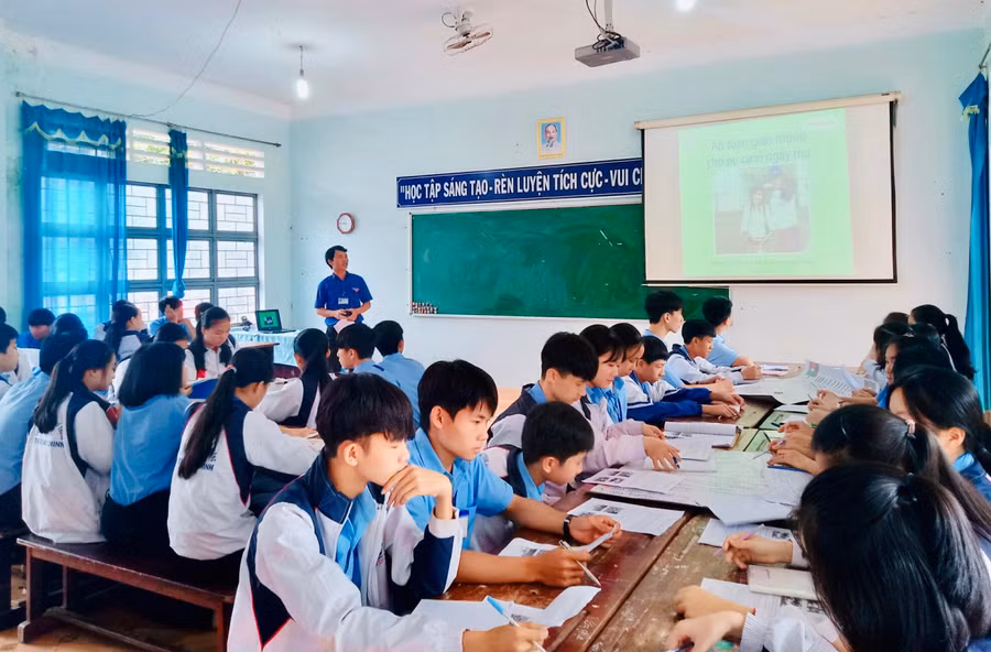 Học sinh khối lớp 10 Trường THPT Trường Chinh (huyện Chư Sê) trong 1 tiết học ATGT. Ảnh: Trần Dung