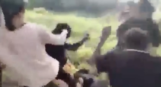 Nạn nhân van xin nhưng nhóm thanh thiếu niên vẫn không tha