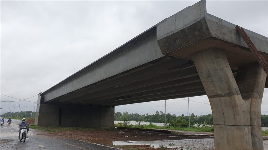 Nhiều đoạn tuyến thuộc dự án đường vành đai phía tây chậm tiến độ do vướng giải phóng mặt bằng. Ảnh: HL