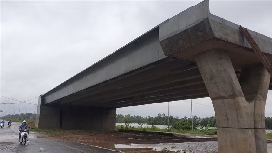 Nhiều đoạn tuyến thuộc dự án đường vành đai phía tây chậm tiến độ do vướng giải phóng mặt bằng. Ảnh: HL