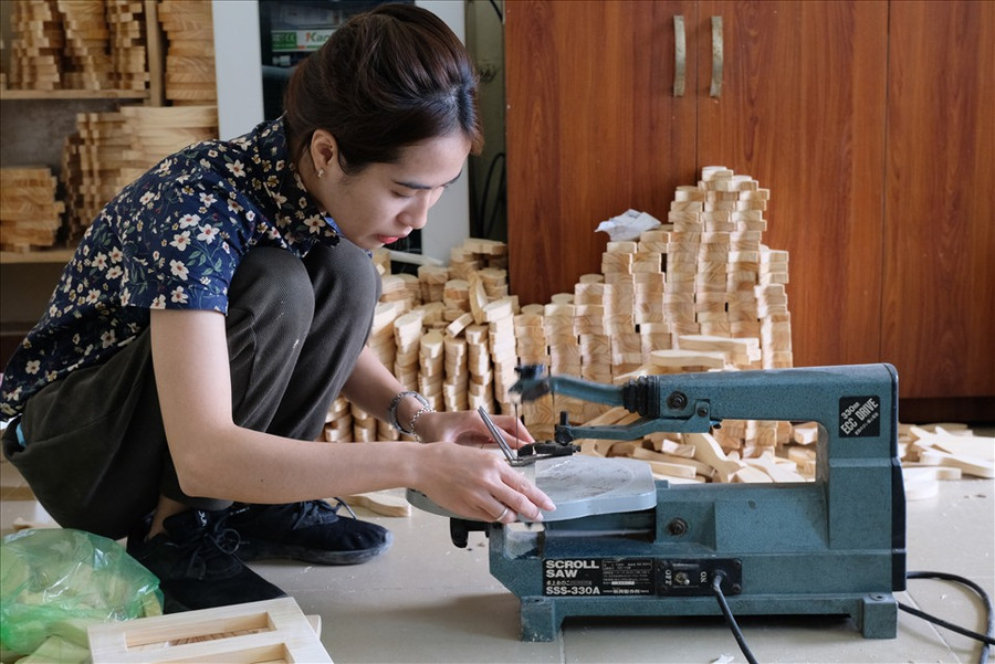Cô gái sinh năm 1992 bỏ việc ổn định về quê làm nghề mộc. Ảnh: Lan Như.