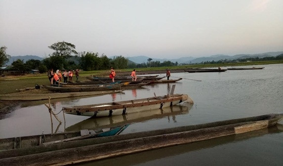 Du khách chuẩn bị thưởng ngoạn hồ Lắk bằng thuyền độc mộc. Du khách chuẩn bị thưởng ngoạn hồ Lắk bằng thuyền độc mộc/ https://dulich.petrotimes.vn