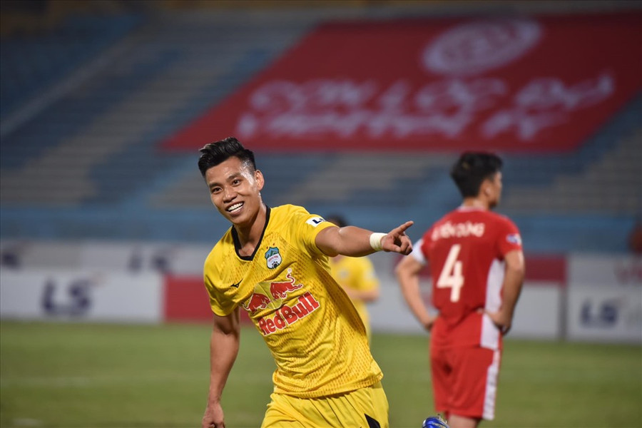 Hậu vệ Vũ Văn Thanh ghi 2 bàn thắng trong trận đấu với Viettel. Ảnh: Minh Hiếu