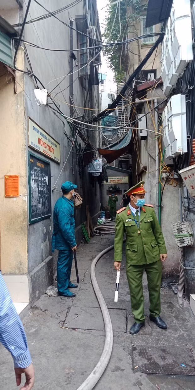  Trong ảnh là ngõ nhỏ dẫn vào hiện trường vụ cháy. Do vị trí hẹp, đội phòng cháy chữa cháy khó có thể sớm dập lửa. (Ảnh: Hùng Võ/Vietnam+)