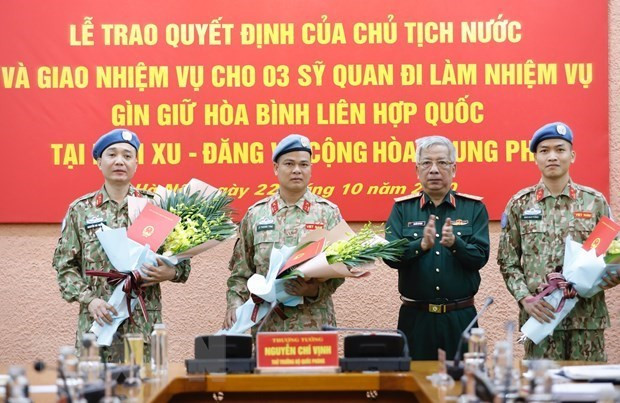 Thượng tướng Nguyễn Chí Vịnh, Thứ trưởng Bộ Quốc phòng trao Quyết định của Chủ tịch nước cho 3 sỹ quan thực hiện nhiệm vụ Gìn giữ hòa bình Liên hợp quốc tại Phái bộ Nam Sudan và Cộng hòa Trung Phi. (Ảnh: Dương Giang/TTXVN) Thượng tướng Nguyễn Chí Vịnh, Thứ trưởng Bộ Quốc phòng trao Quyết định của Chủ tịch nước cho 3 sỹ quan thực hiện nhiệm vụ Gìn giữ hòa bình Liên hợp quốc tại Phái bộ Nam Sudan và Cộng hòa Trung Phi. (Ảnh: Dương Giang/TTXVN)