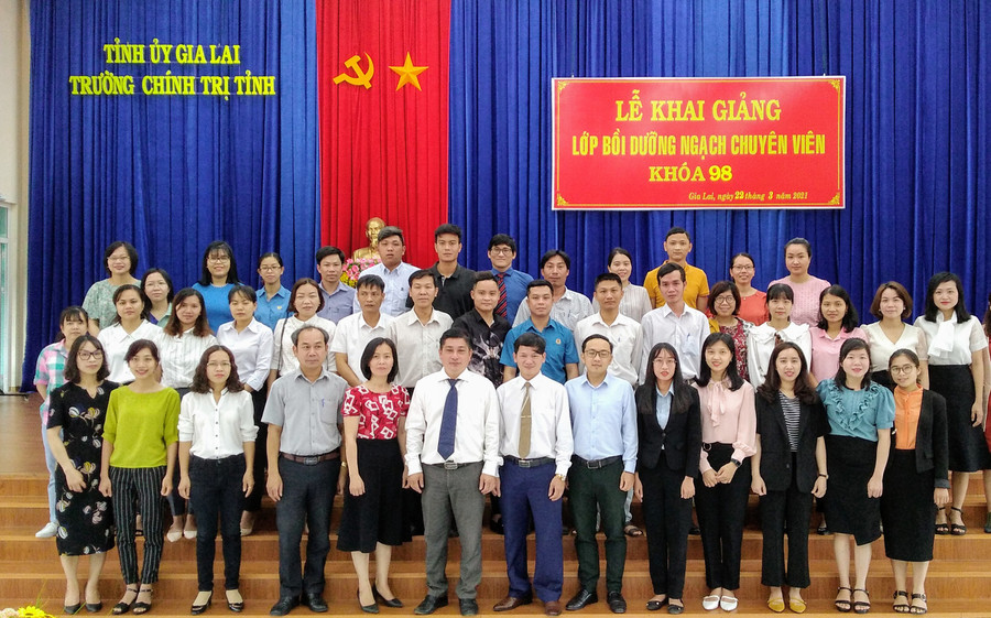 Các học viên chụp hình lưu niệm cùng Ban Giám hiệu Nhà trường. Ảnh: Lê Đại