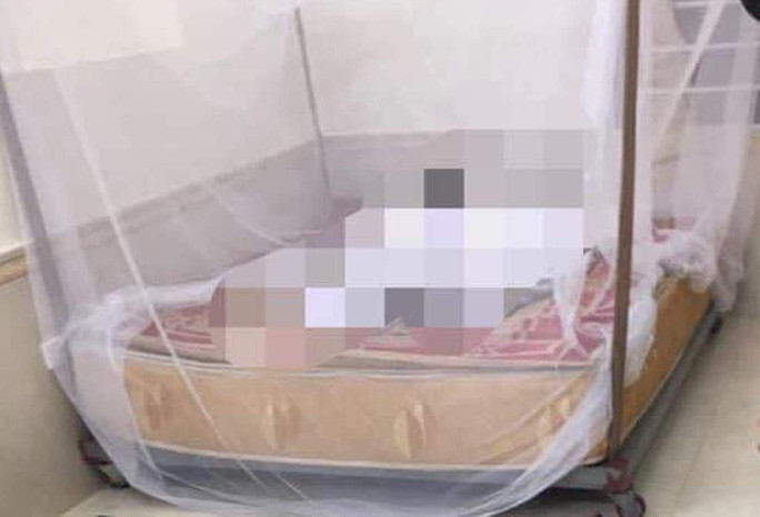 Thi thể 2 em nhỏ đã được người thân đưa về nhà mai táng theo phong tục